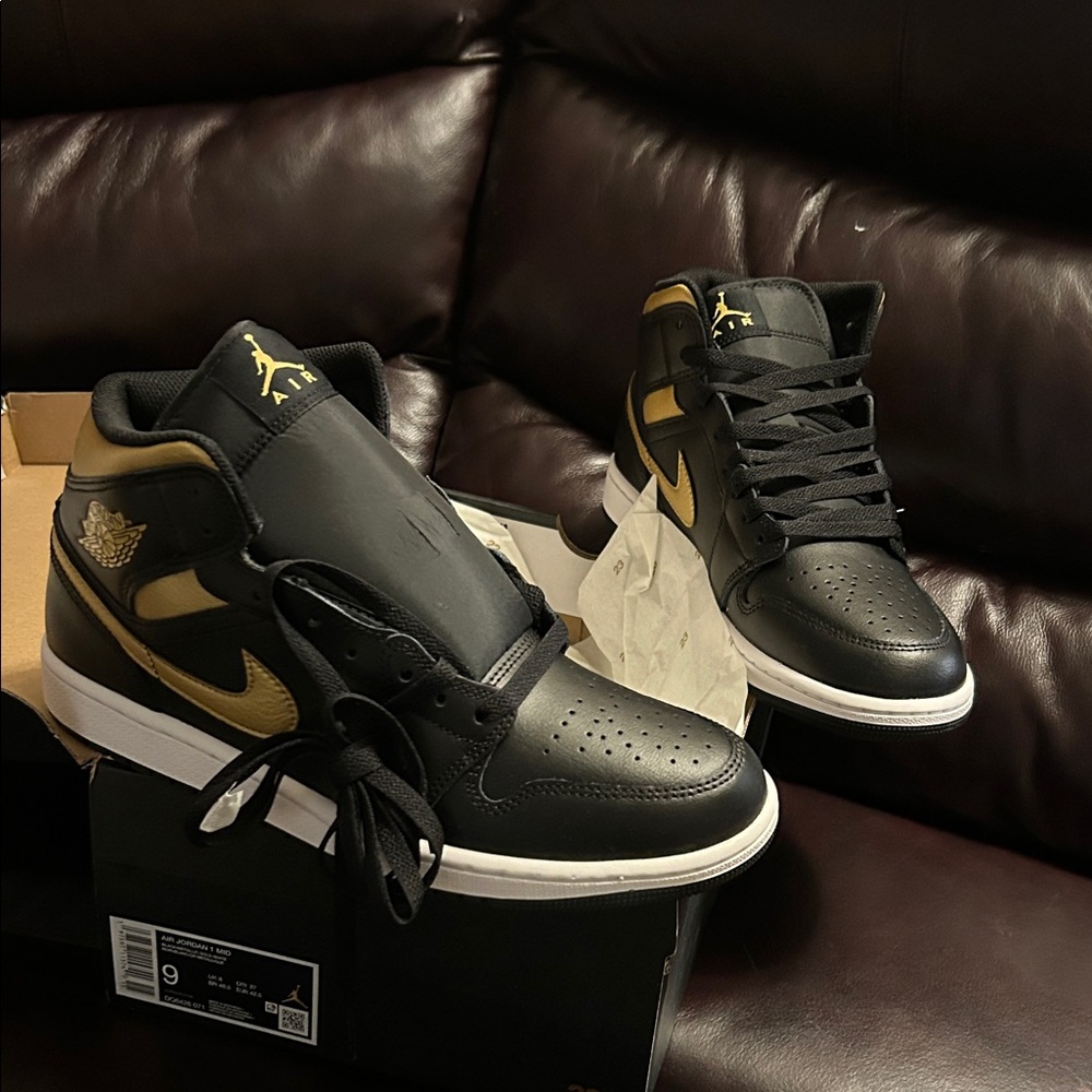 Jordan Men's Black and Gold High-Top Sneakers